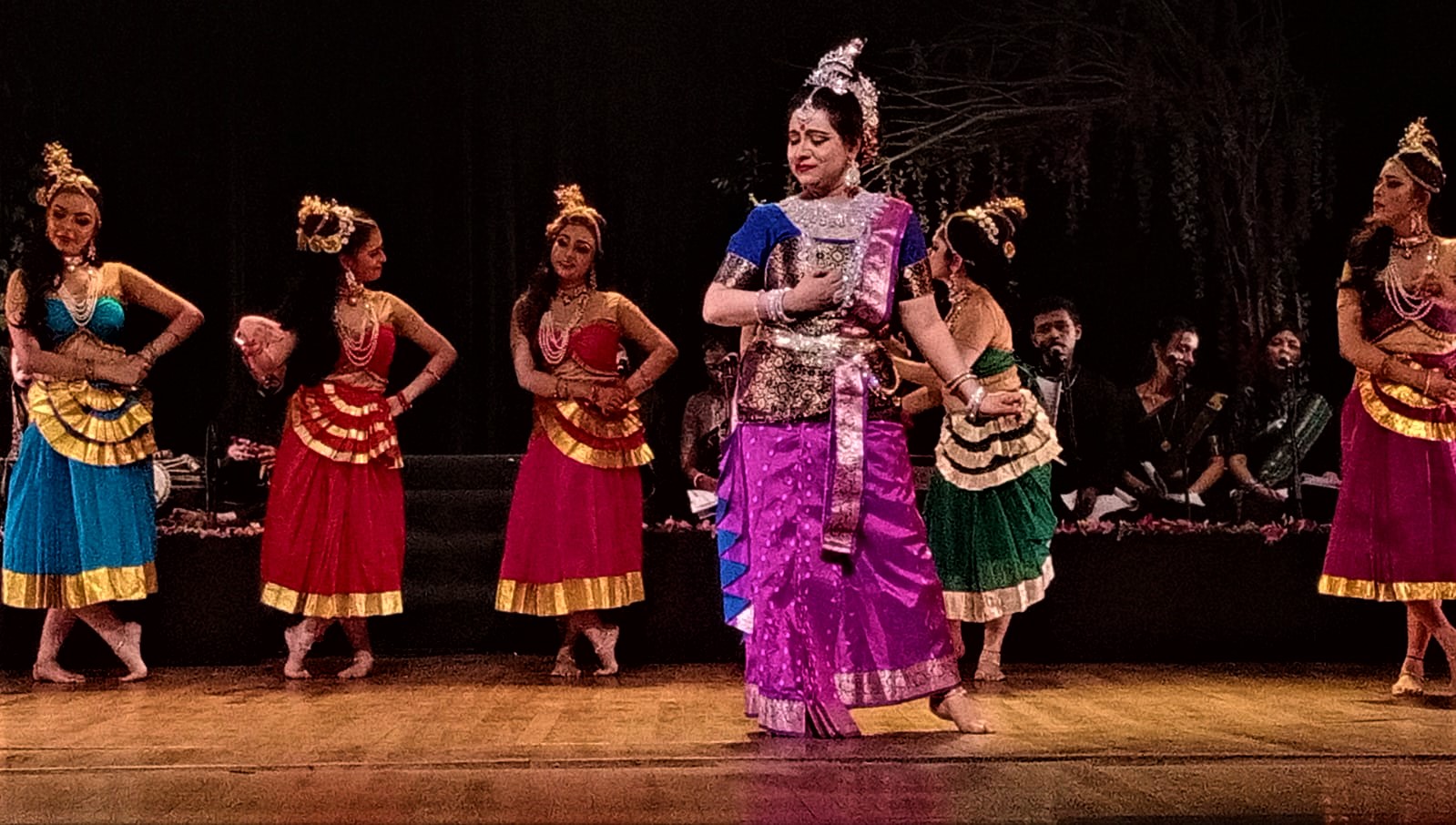 Costume to music, music to lighting, and the audience all contributed to the Dakshinayan UK in association with Dikshamanjari Kolkata organized a grand dance drama on Tagore's "MAYAR KHELA" Featuring DONA GANGULY, RAGHUNATH DAS. 