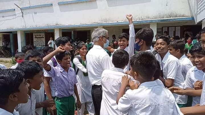 দশগ্রামের রামকৃষ্ণ বিদ্যাপীঠ ছাত্র শিক্ষকের ভালোবাসায় অক্ষয় হলো সারাদেশে