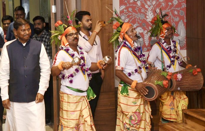 Shri Arjun Munda participates in a cultural program presented by tribal artists from six states