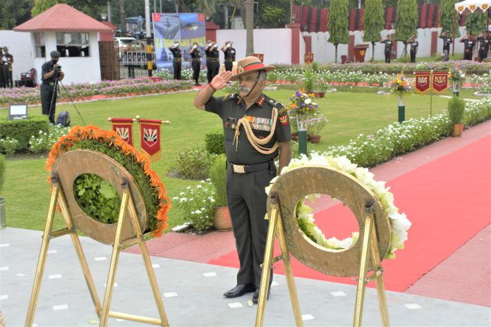 A wreath laying was conducted at Vijay Smarak, Fort William on 26 July to pay homage to the fallen braves during Kargil War.