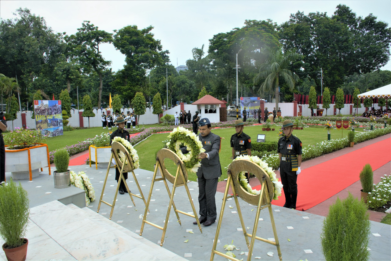 A wreath laying was conducted at Vijay Smarak, Fort William on 26 July to pay homage to the fallen braves during Kargil War.