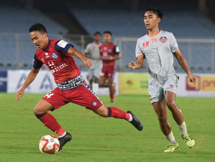 Jamshedpur FC ( red & red ) played against FC Goa ( off white & white ) in the match no 21 for the group A, during the Durand cup football 2022 played at VYBK ( Vivekananda Yuba Bharati Krirangan) in Kolkata on 26-08-2022.PIC/ Ashutosh Patra / www.imagesolutionr.in