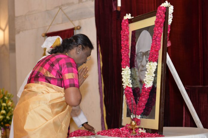 President of India pays homage to Shri V.V. Giri on his Birth Anniversary