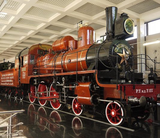 Russian locomotive class U – U-127 Lenin's 4-6-0 oil burning compound locomotive, currently preserved at the Museum of the Moscow Railway at Paveletsky Rail Terminal by Wikipedia
