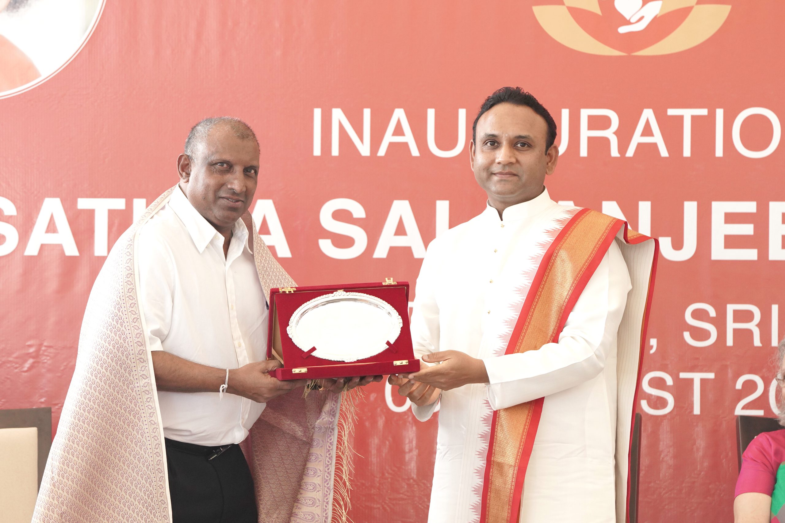 Sadguru Sri Madhusudan Sai felicitating the Chief Guest Mr Aravinda de Silva