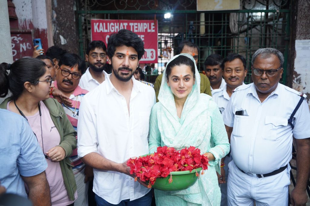 On the ocassion of Release Day of the film DOBAARAA, Taapsee Pannu and Pavail Gulati visited Kalighat Temple to seek blessings of the Goddess for their movie.