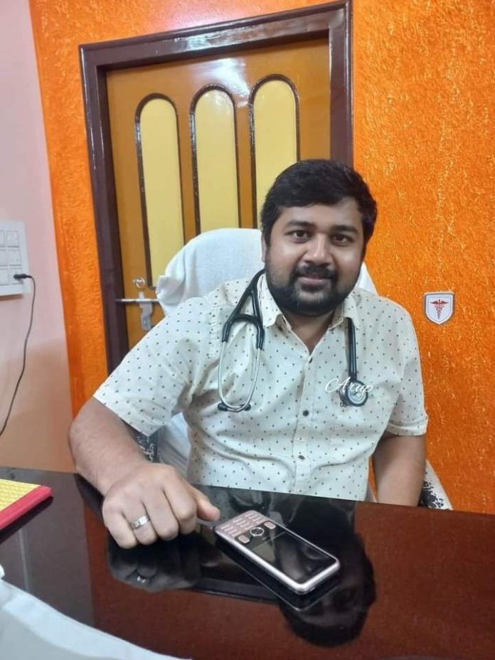 ডাঃ সুব্রত মণ্ডল, রেট-পাড়া মোড়, বনগাঁ, উত্তর ২৪ পরগণা। মোবাইল নম্বর - 9593 988 988