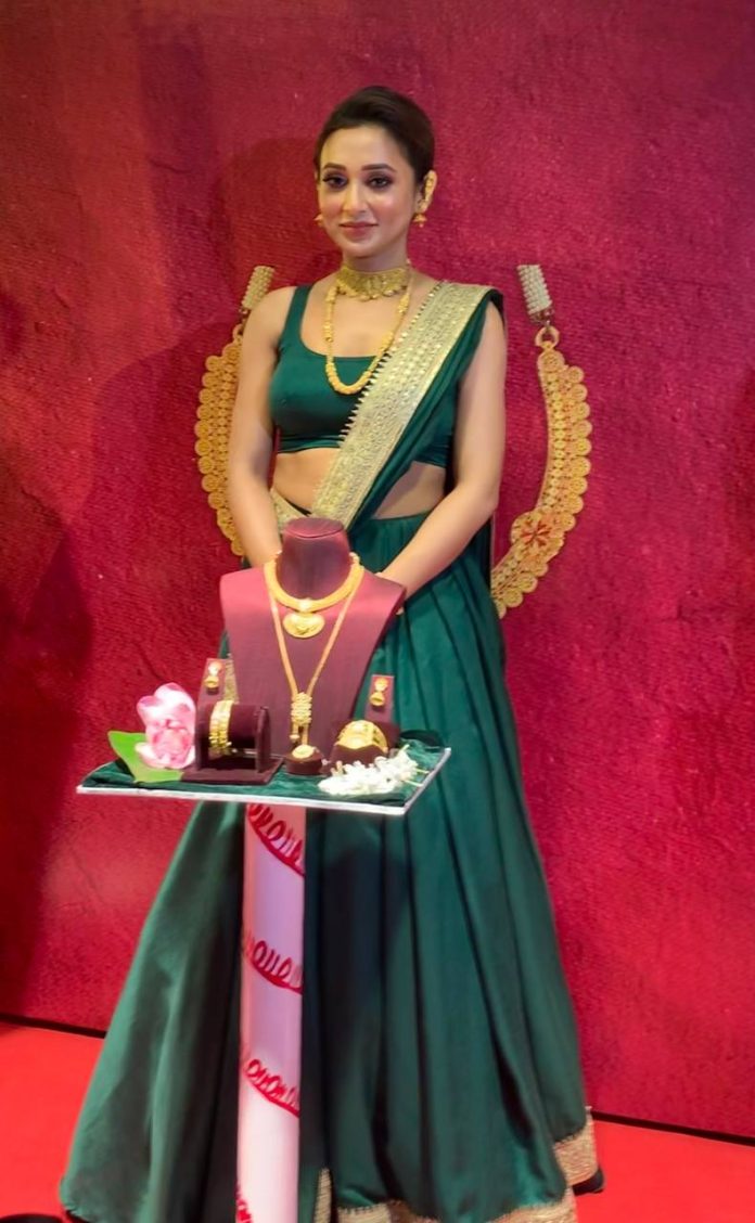 Actress Mimi Chakraborty unveiling Tanishq’s new Durga Pujo collection Aishani in Kolkata