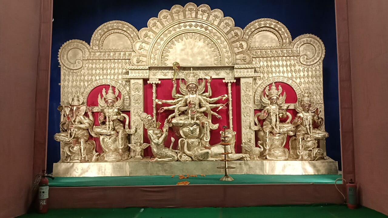 বুদবুদ আমরা কজন স্পোর্টিং ক্লাব মাধ্যমিক উচ্চ মাধ্যমিকে উত্তীর্ণ কৃতীদের সংবর্ধনা প্রদানের সঙ্গে দুঃস্থ মানুষদের হাতে বস্ত্র তুলে দিল