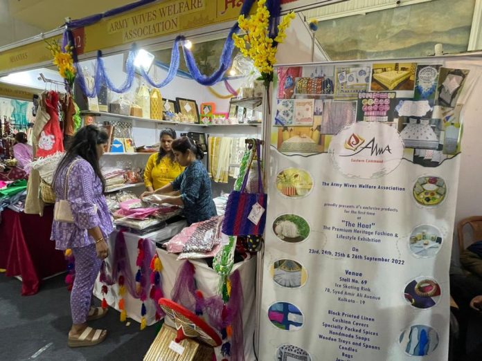 Eastern Command AWWA (Army wives welfare organization) set up a stall at the 4-day 'Banglar Tanter Haat' exhibition in Kolkata from 23 Sep to 26 Sep 2022.