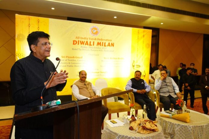 Commerce Minister asks the business community to give primacy to made in India products