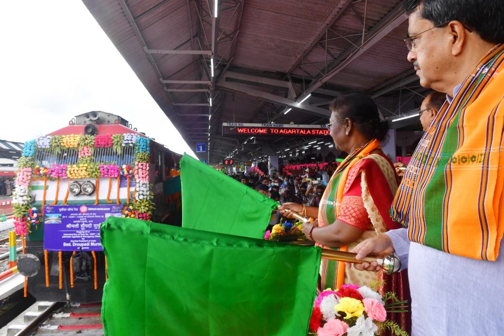 The President, Smt. Droupadi Murmu flagged off the Agartala-Khongsang Janshatabdi Express and Agartala-Kolkata Express from Agartala Railway Station, in Tripura on October 13, 2022. The Chief Minister of Tripura, Manik Saha is also seen.