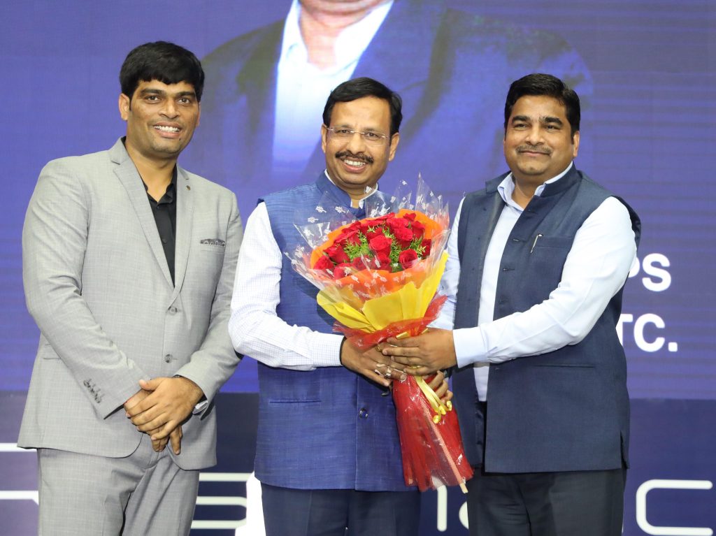 Shri R. K. Verma (extreme right), MD, Resonance Eduventures; presenting a bouquet to the Chief Guest Shri V C Sajjanar, IPS, Managing Director, TSRTC; at the ResoFEST college festival of Resonance – Hyderabad Centre, today at Gachibowli Stadium; as Purnachandra Rao N. (extreme left), Director, Resonance – Hyderabad, looks on.