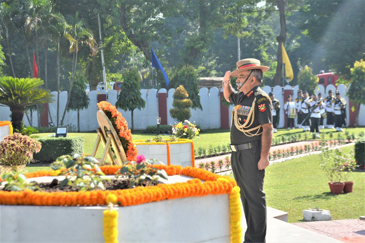 Lt Gen R P Kalita, UYSM, AVSM, SM, VSM, GOC-in-C Eastern Command laid wreath at Vijay Samarak to pay tribute to Bravehearts who made supreme sacrifice in the service to the nation