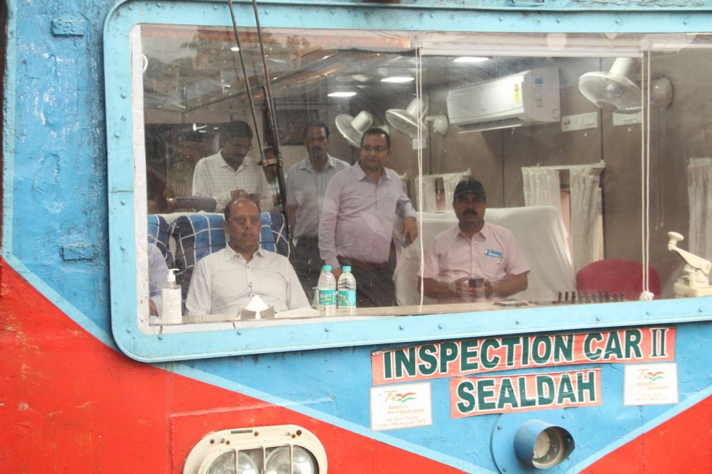 Sri Deepak Nigam, Divisional Railway Manager/Sealdah, along with other Senior Officers of Sealdah Division conducted inspection at the Sealdah-Canning section on 17.03.2023.