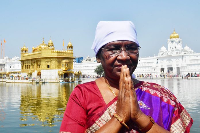 The President, Smt. Droupadi Murmu pays obeisance at Sri Harmandir Sahib during her visit to the holy city of Amritsar on March 9, 2023.