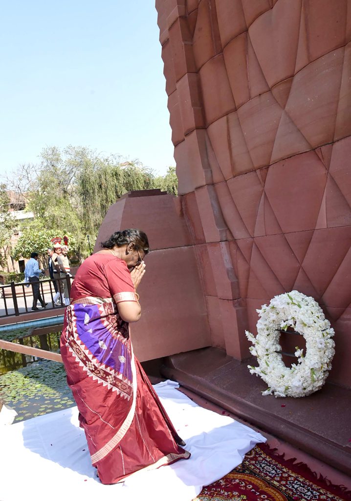The President, Smt. Droupadi Murmu pays humble tribute to the Freedom Fighters at the holy land of Jallianwala Bagh, in Amritsar on March 9, 2023