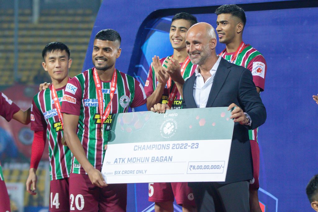 Martin Bain, CEO, FSDL present the winner cheque to Pritam Kotal of ATK Mohun Bagan  during the presentation of the Final match of  the HERO INDIAN SUPER LEAGUE 2022 played between ATK Mohun Bagan and Bengaluru FC at the Jawaharlal Nehru Stadium, Goa, in India on 18th March 2023.

Photo:  Vipin Pawar /Focus Sports/ ISL