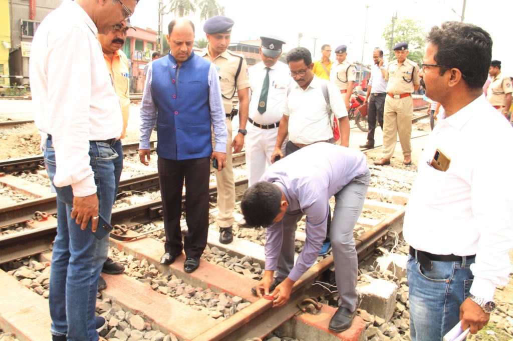 Sri Deepak Nigam, Divisional Railway Manager/Sealdah, along with other Senior Officers of Sealdah Division conducted inspection at the Sealdah-Diamond Harbour section on 16.03.2023.