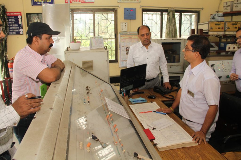 Sri Deepak Nigam, Divisional Railway Manager/Sealdah, along with other Senior Officers of Sealdah Division conducted inspection at the Sealdah-Canning section on 17.03.2023.