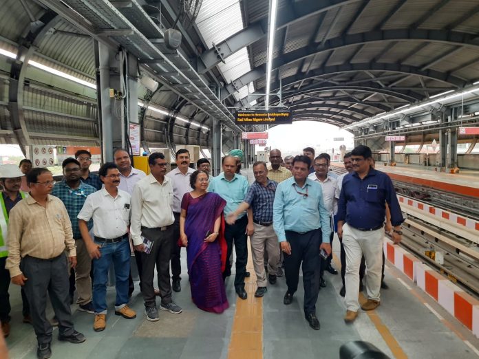 Shri Roop.N.Sunkar, Member Infrastructure, Railway Board inspected Howrah Maidan to Sealdah stretch of East-West Metro today i.e. on 16.04.2023. During this inspection Shri H.N.Jaiswal, Principal Chief Engineer, Metro Railway and Managing Director, Kolkata Metro Rail Corporation Limited (KMRCL) and other senior officials accompanied him.