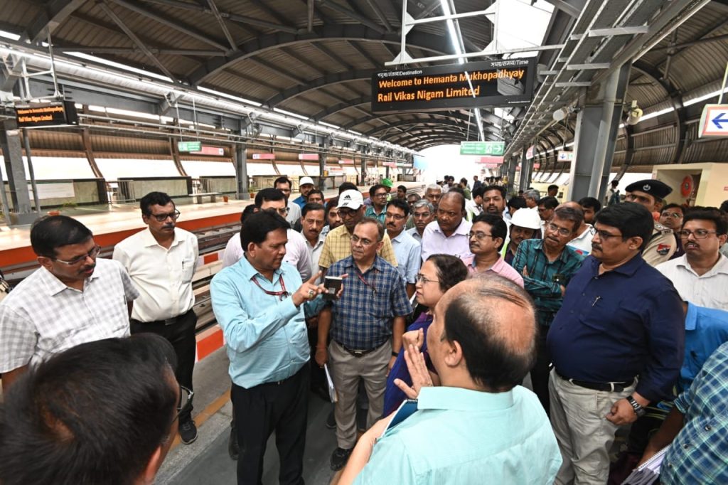 Shri Roop.N.Sunkar, Member Infrastructure, Railway Board inspected Howrah Maidan to Sealdah stretch of East-West Metro today i.e. on 16.04.2023. During this inspection Shri H.N.Jaiswal, Principal Chief Engineer, Metro Railway and Managing Director, Kolkata Metro Rail Corporation Limited (KMRCL) and other senior officials accompanied him.