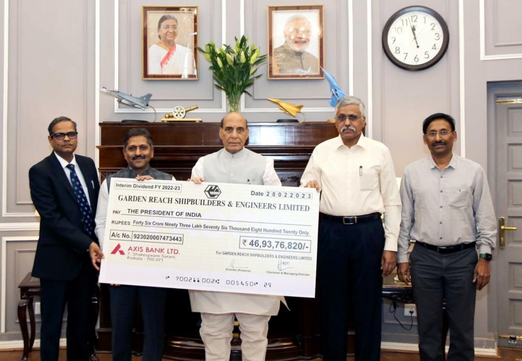 GRSE Pays Interim Dividend of Rs 63 Crores for FY 2022-23: Hands Over Dividend Cheque to Government of India