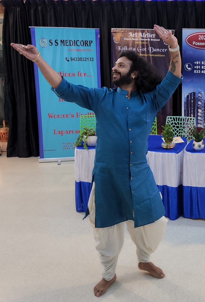 Mumbai-based Kathak-dancer Devesh Mirchandani breaking into an impromptu dance.