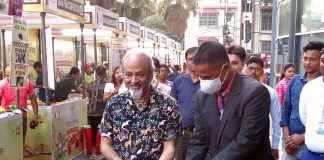 অ্যাক্রোপলিস মলে শুরু হল নববর্ষ স্পেশাল খাদ্য উৎসব বাম দিক থেকে ডান দিক: অ্যাক্রোপলিস মলে শুরু হল নববর্ষ স্পেশাল খাদ্য উৎসব উপস্থিত ছিলেন, বিখ্যাত গায়ক শ্রী সৌমিত্র রায় এবং অ্যাক্রোপলিস মলের জিএম শ্রী কে ভিজয়ন।
