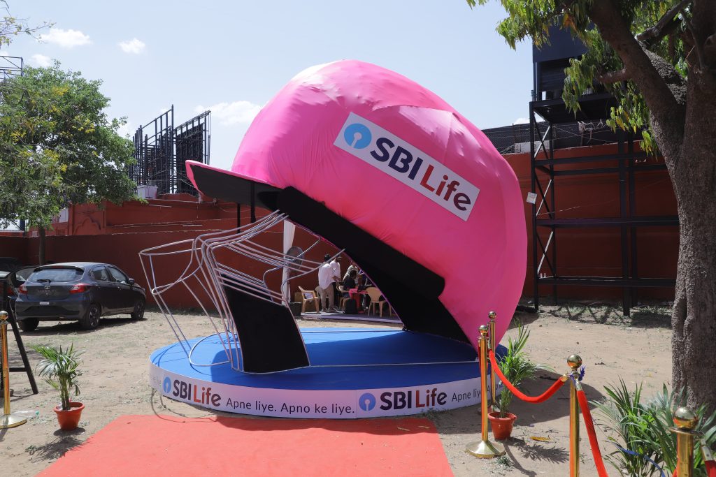SBI Life Insurance and Rajasthan Royals franchise unveils a larger-than-life ‘helmet’ installation at Sawai Mansingh Stadium, Jaipur.