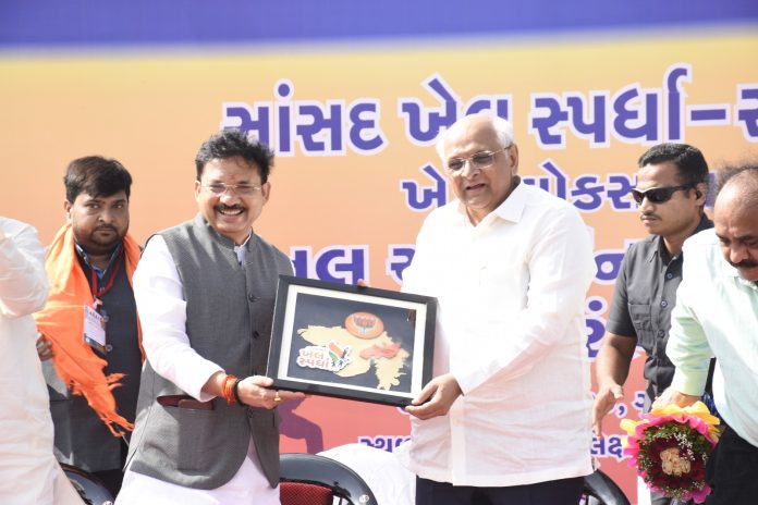 Gujarat Chief Minister Shri Bhupendra Patel and Union Minister of State for Communications & Member of Parliament from Kheda, Shri Devusinh Chauhan presented awards and prizes to sports persons at the finale of the MP Sports Competition 2023 today
