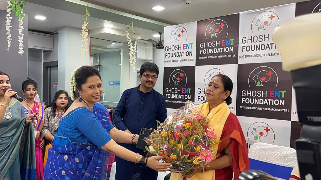 (L-R) Dr Arundhati Ghosh felicitating Smt Krishna Chakraborty, Mayor of Bidhannagar at the inaugural session of East India's First ENT Speciality Clinic Ghosh ENT Foundation