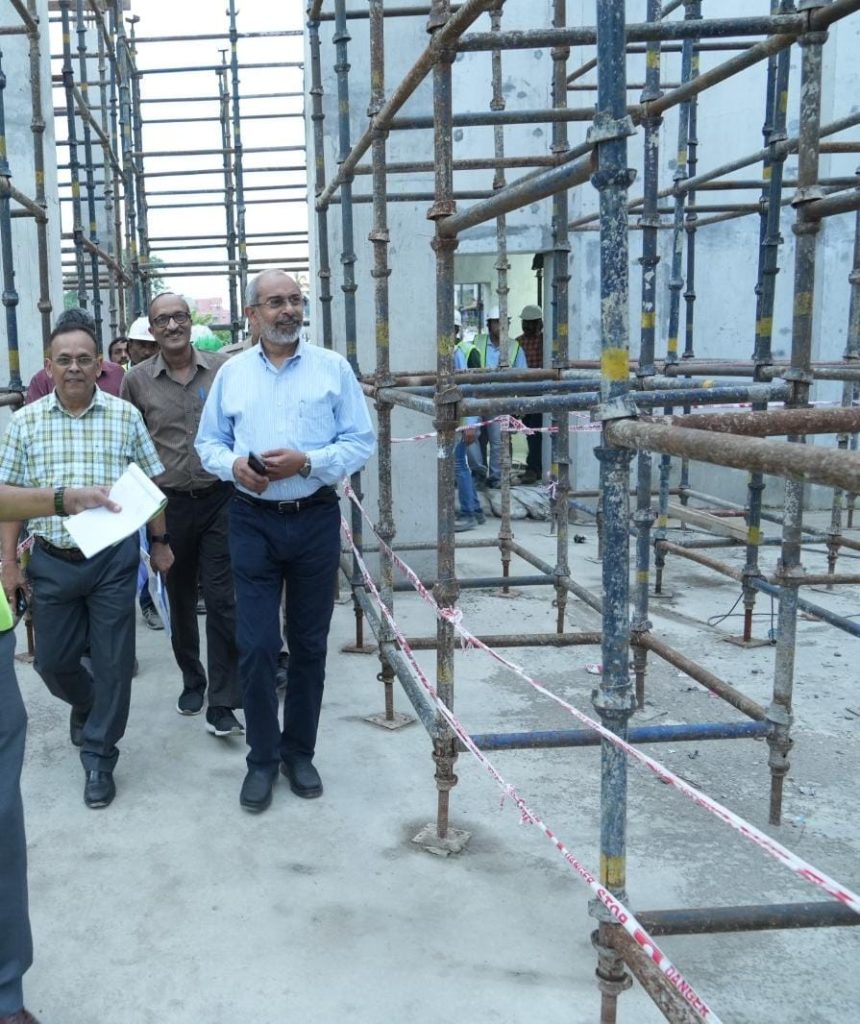  General Manager went to Bimanbandar Metro station to see the progress of the work. Shri Reddy inspected the underground yard, subway, different passenger amenities etc at this station. 