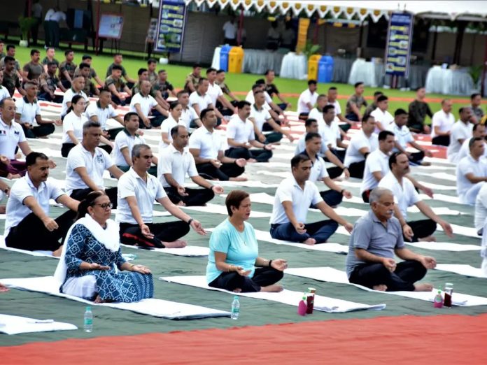 Lt Gen RP Kalita, Army Commander Eastern Command & Mrs Nisha Kalita, Regional President AWWA, participated in a special Yoga session alongwith 1200 military personnel and families at Fort William, Kolkata.
