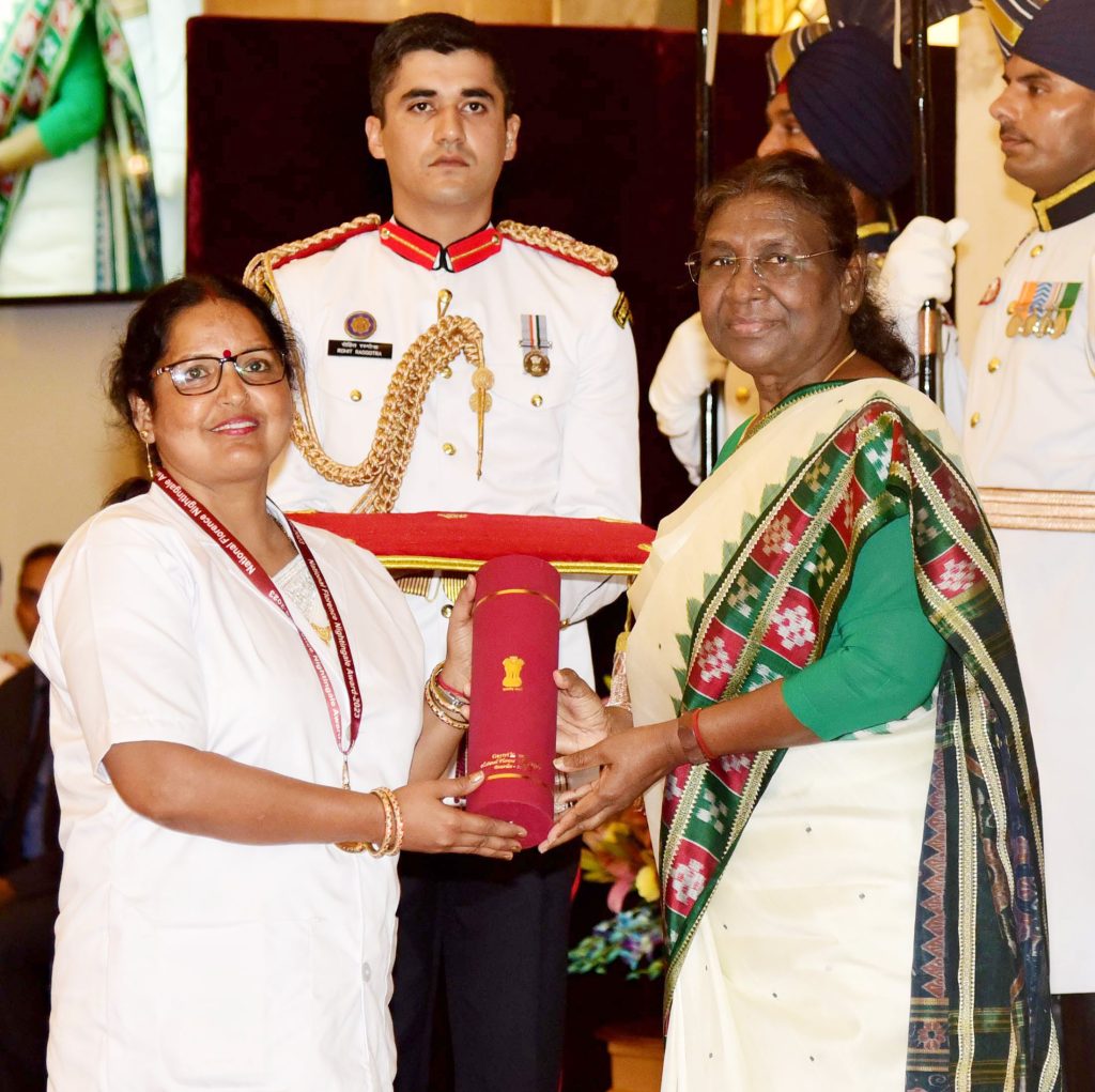 The President of India, Smt Droupadi Murmu presenting the National Florence Nightingale award to Ms. Ms Gaytri Kumari for the year 2023 at Rashtrapati Bhavan, in New Delhi on June 22, 2023.