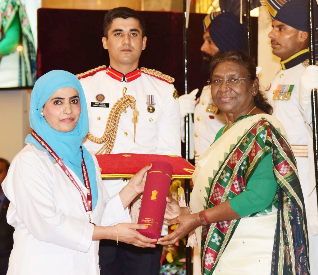 The President of India, Smt Droupadi Murmu presenting the National Florence Nightingale award to Ms. Firdousa Jan for the year 2023 at Rashtrapati Bhavan, in New Delhi on June 22, 2023.