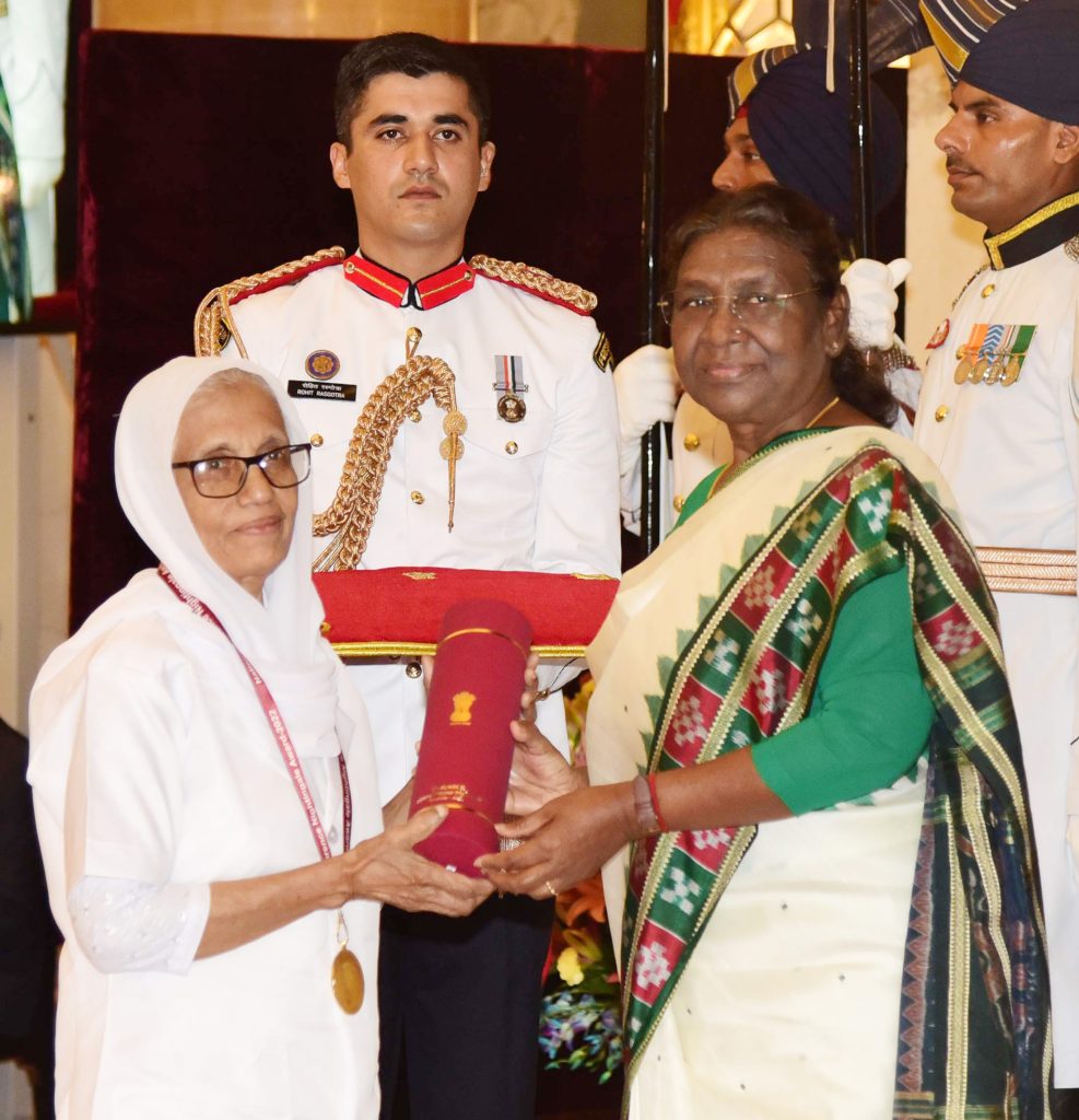 The President of India, Smt Droupadi Murmu presenting the National Florence Nightingale award to Ms Hindumbi K for the year 2022 at Rashtrapati Bhavan, in New Delhi on June 22, 2023.
