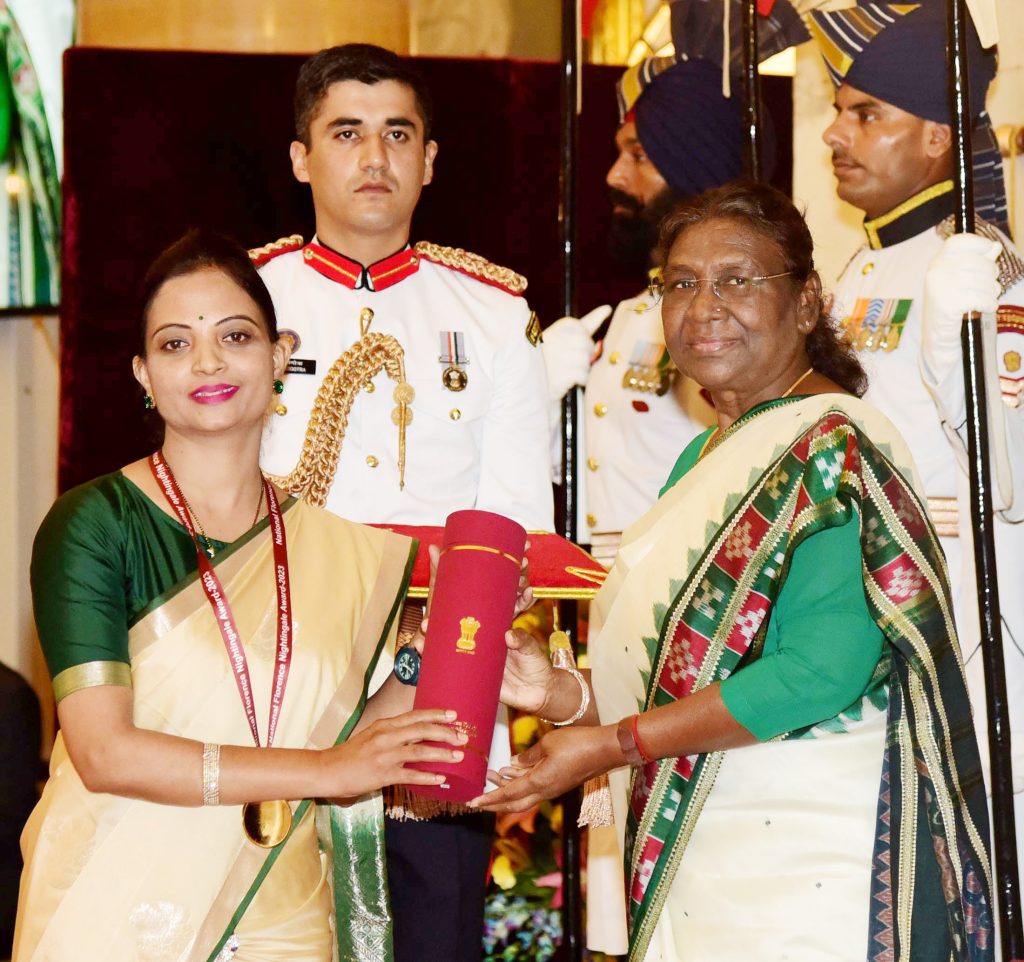 The President of India, Smt Droupadi Murmu presenting the National Florence Nightingale award to Ms. Pushpa Shrawan Podey for the year 2023 at Rashtrapati Bhavan, in New Delhi on June 22, 2023.