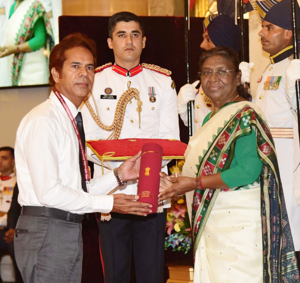 The President of India, Smt Droupadi Murmu presenting the National Florence Nightingale award to Mr Neeraj Tamboliya for the year 2022 at Rashtrapati Bhavan, in New Delhi on June 22, 2023.