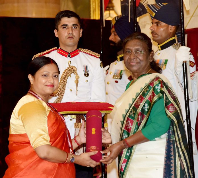 The President of India, Smt Droupadi Murmu presenting the National Florence Nightingale award to Ms. Abishmita Ghosh for the year 2023 at Rashtrapati Bhavan, in New Delhi on June 22, 2023.