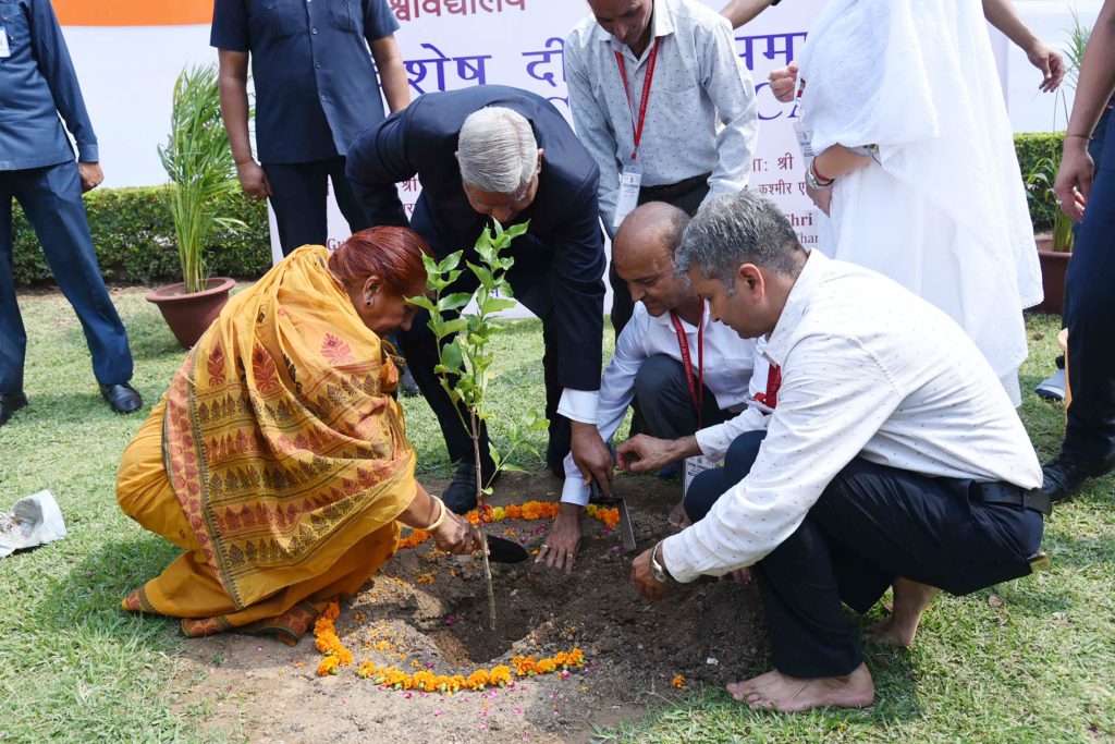 The Vice President, Shri Jagdeep Dhankhar and Dr. Sudesh Dhankhar planting a sapling at the premises of University of Jammu, in Jammu & Kashmir on June 22, 2023.