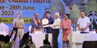 ODISHA FESTIVAL, 2023 kickstarts in Kolkata Photo Caption: Mr. C.S Panigrahi, President, Sree Jagannath Seva Samiti greets the chief guest, Governor, C.V Ananda Bose on the inauguration of the Odisha Festival.