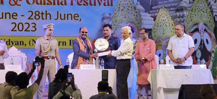 Photo Caption: Mr. C.S Panigrahi, President, Sree Jagannath Seva Samiti greets the chief guest, Governor, C.V Ananda Bose on the inauguration of the Odisha Festival. Photo Caption: Mr. C.S Panigrahi, President, Sree Jagannath Seva Samiti greets the chief guest, Governor, C.V Ananda Bose on the inauguration of the Odisha Festival.