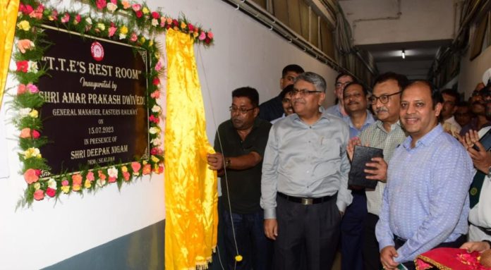 Shri Amar Prakash Dwivedi, General Manager opened a rest room for Traveling Ticket Examiner (TTE) for proper rest of the TTEs travelling on duty in long distance trains from other Divisions and Zones at Sealdah.