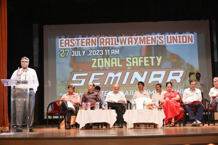Shri Amar Prakash Dwivedi, General Manager/ Eastern Railway attended a Zonal Safety Seminar organized by Eastern Railwaymen’s Union (ERMU)