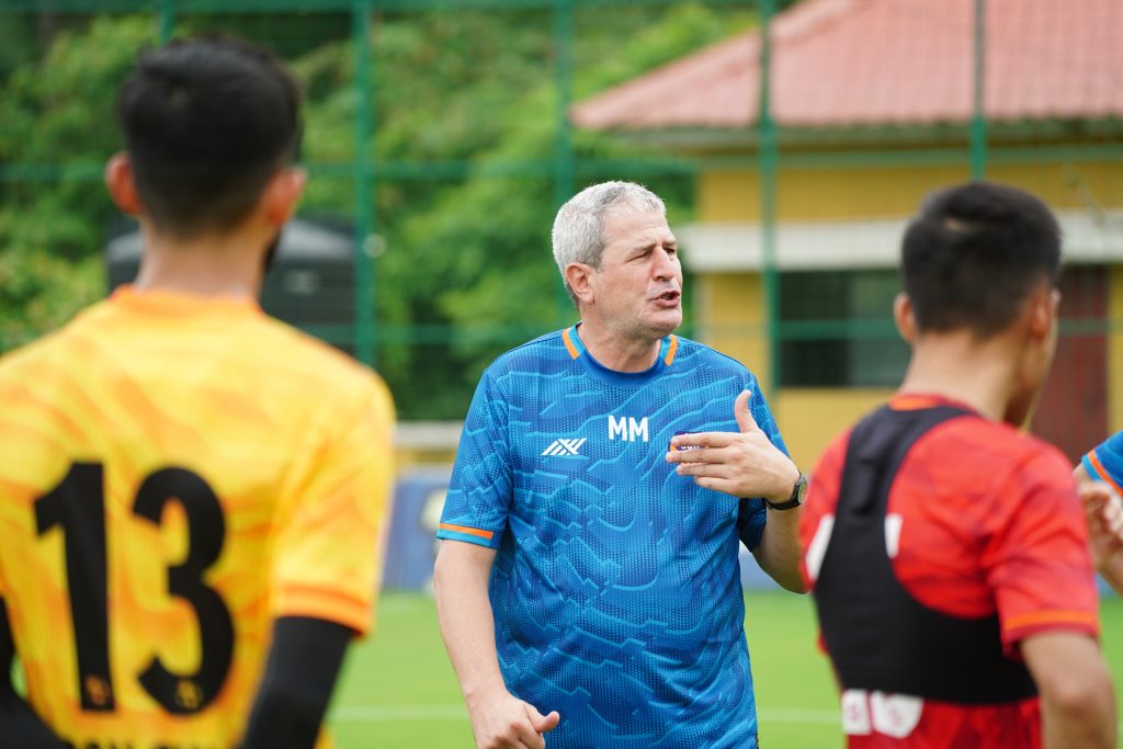 Manolo Marquez, Head Coach, FC Goa in a training session with his team.