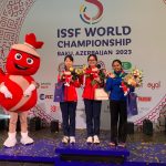 (L-R)- Wang Zhilin (silver), Han Jiayu (gold) & Mehuli Ghosh (bronze), medal winners of the Women’s 10m Air Rifle at the SHooting World Championship in Baku, atop the podium along with the championship mascot on August 19, 2023.