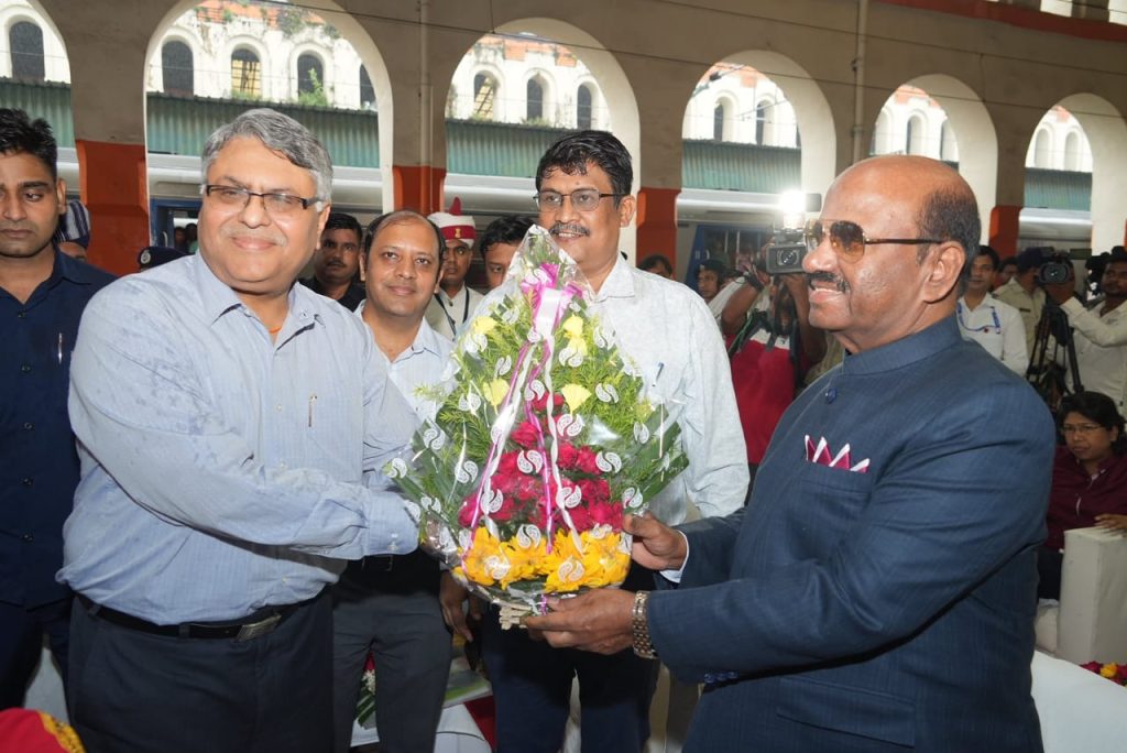 Hon’ble Governor of West Bengal Dr. C.V. Ananda Bose was welcomed with bouquet and uttariyo by Sri Amar Prakash Dwivedi, General Manager, Eastern Railway.