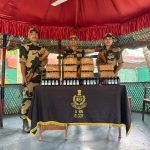 বিএসএফ ফেনসিডিল ও ওষুধের পাওডার পাচারের সময় পাচারকারীকে গ্রেফতার করেছে; সীমান্তে গাঁজাও জব্দ করেছে