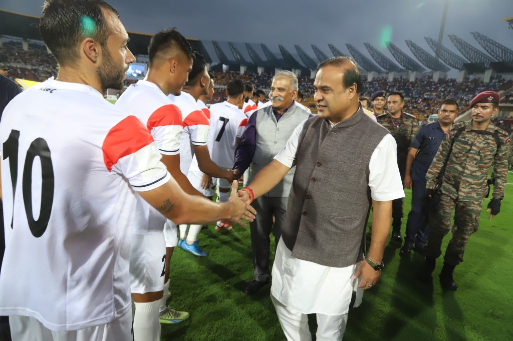 Hon. Chief Minister of Assam, Shri. Himanta Biswa Sarma and Lt. Gen. Rana Pratap Kalita,PVSM, UYSM, AVSM, SM, VSM, General Officer Commanding-in-Chief, Eastern Command, greeting the teams ahead of the first 132nd IndianOil Durand Cup game in Guwahati on August 04, 2023